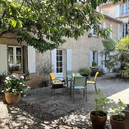 Annexe Du Pont De La Charente Cote Jardin * Chateauneuf-sur-Charente